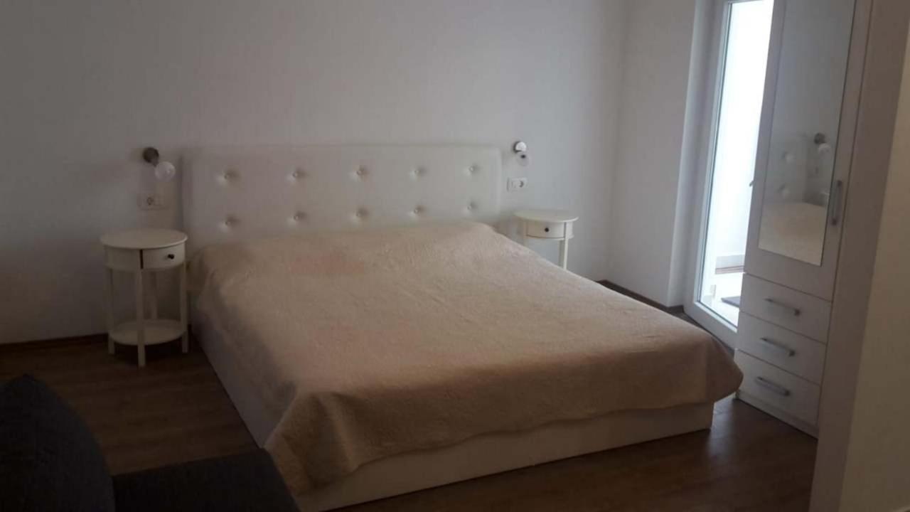 Apartments Niko Omis Exterior photo