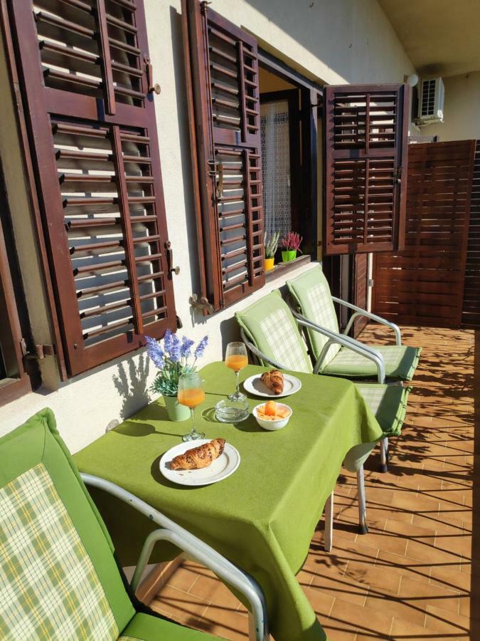 Apartments Niko Omis Exterior photo