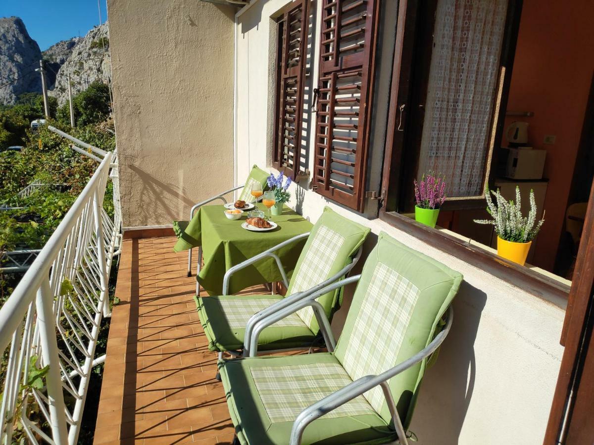 Apartments Niko Omis Exterior photo