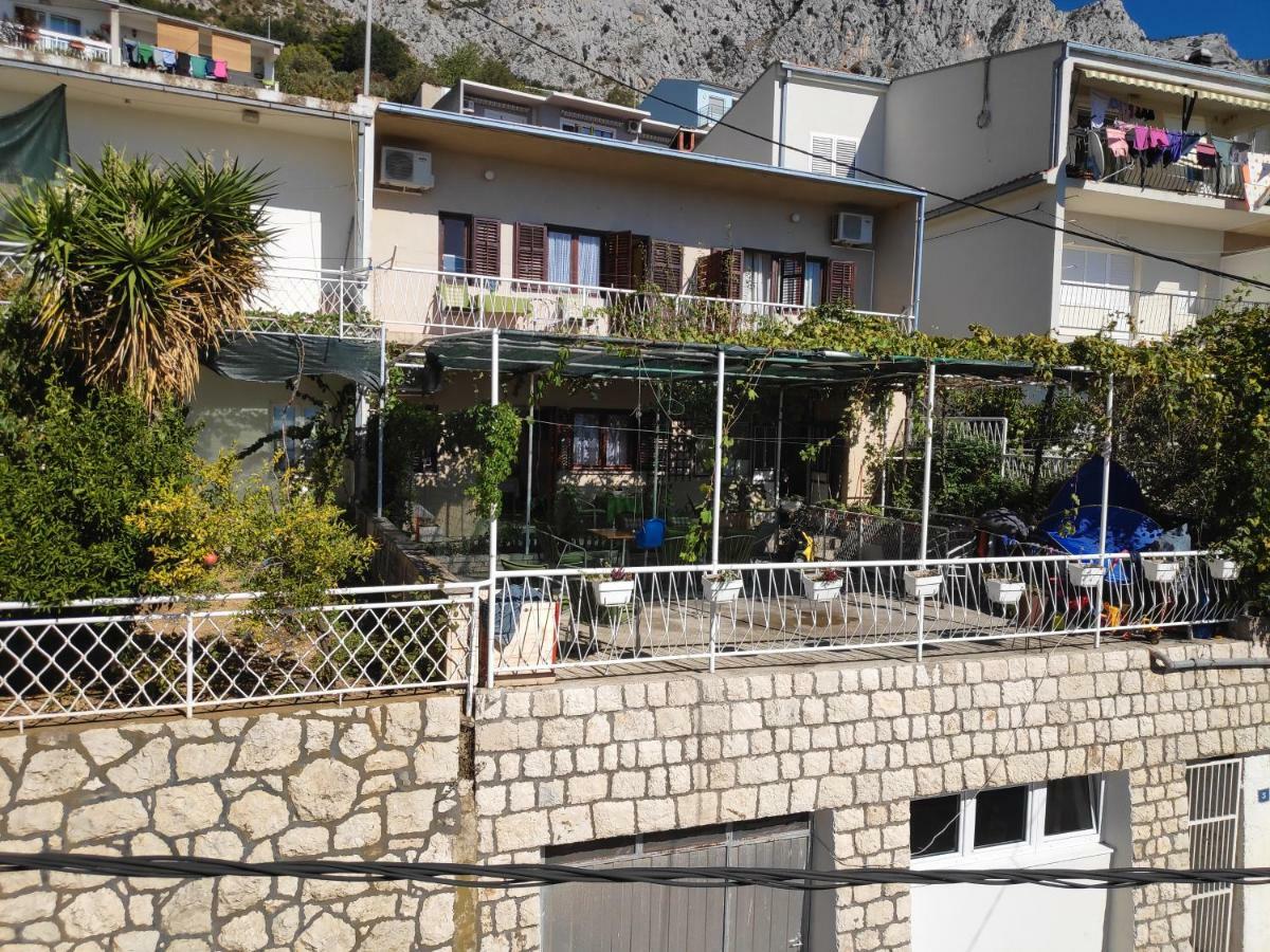 Apartments Niko Omis Exterior photo
