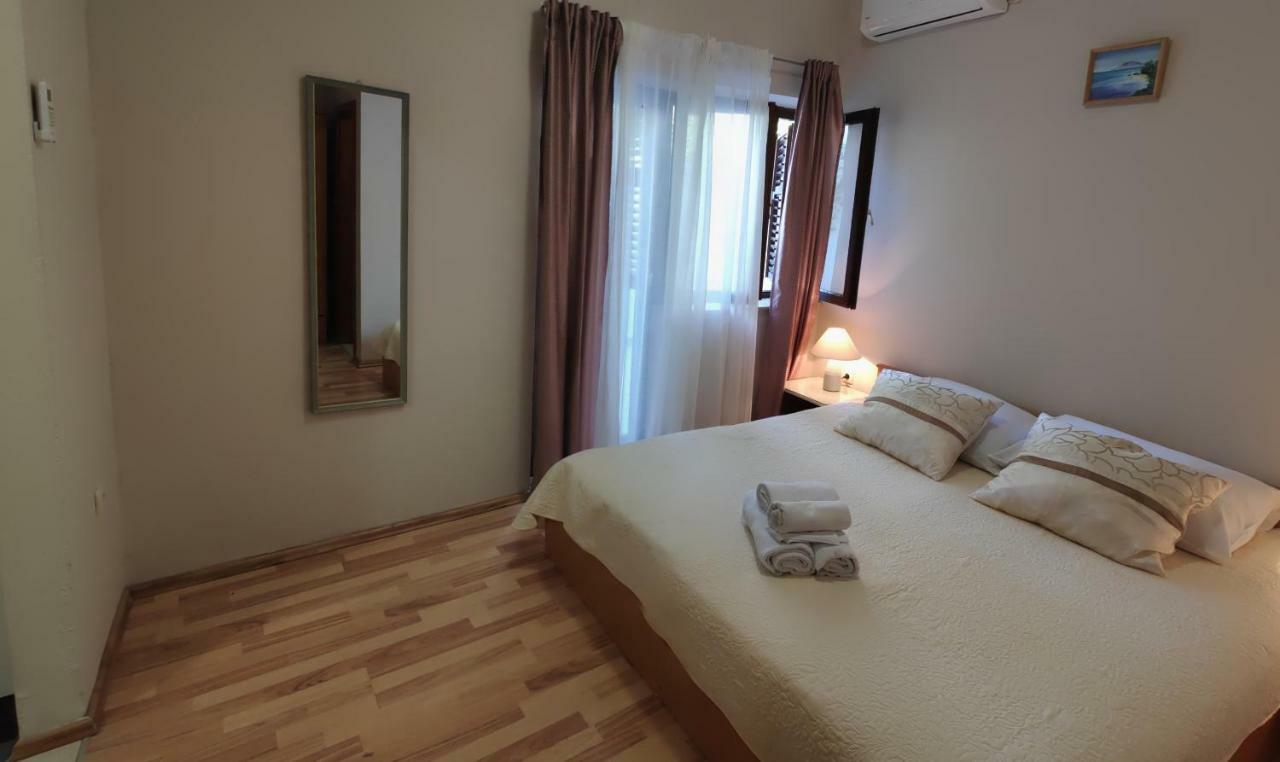 Apartments Niko Omis Exterior photo