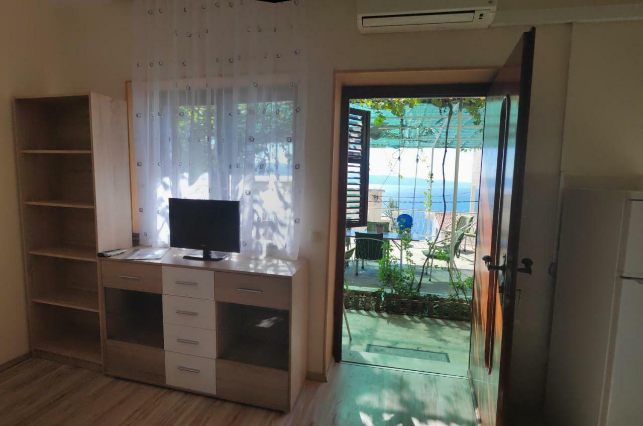 Apartments Niko Omis Exterior photo