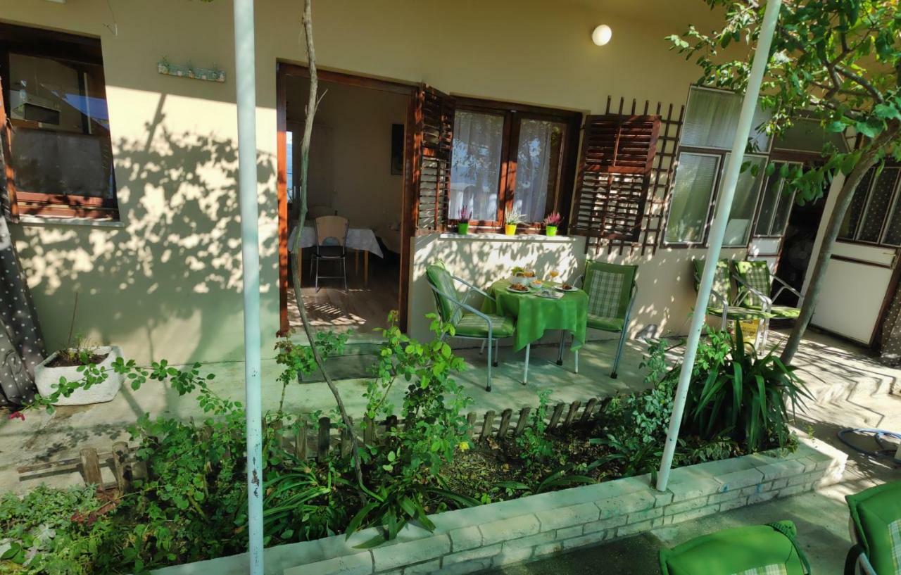 Apartments Niko Omis Exterior photo