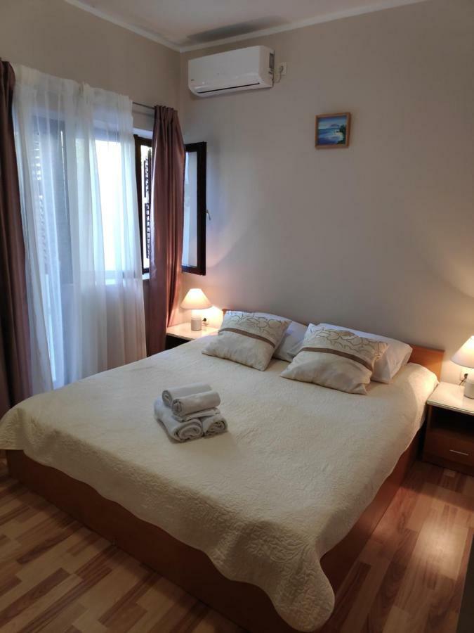 Apartments Niko Omis Exterior photo