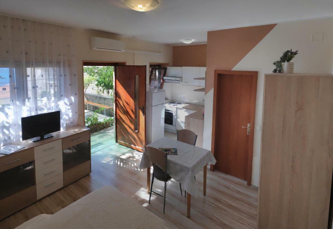 Apartments Niko Omis Exterior photo