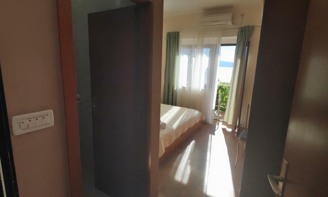 Apartments Niko Omis Exterior photo