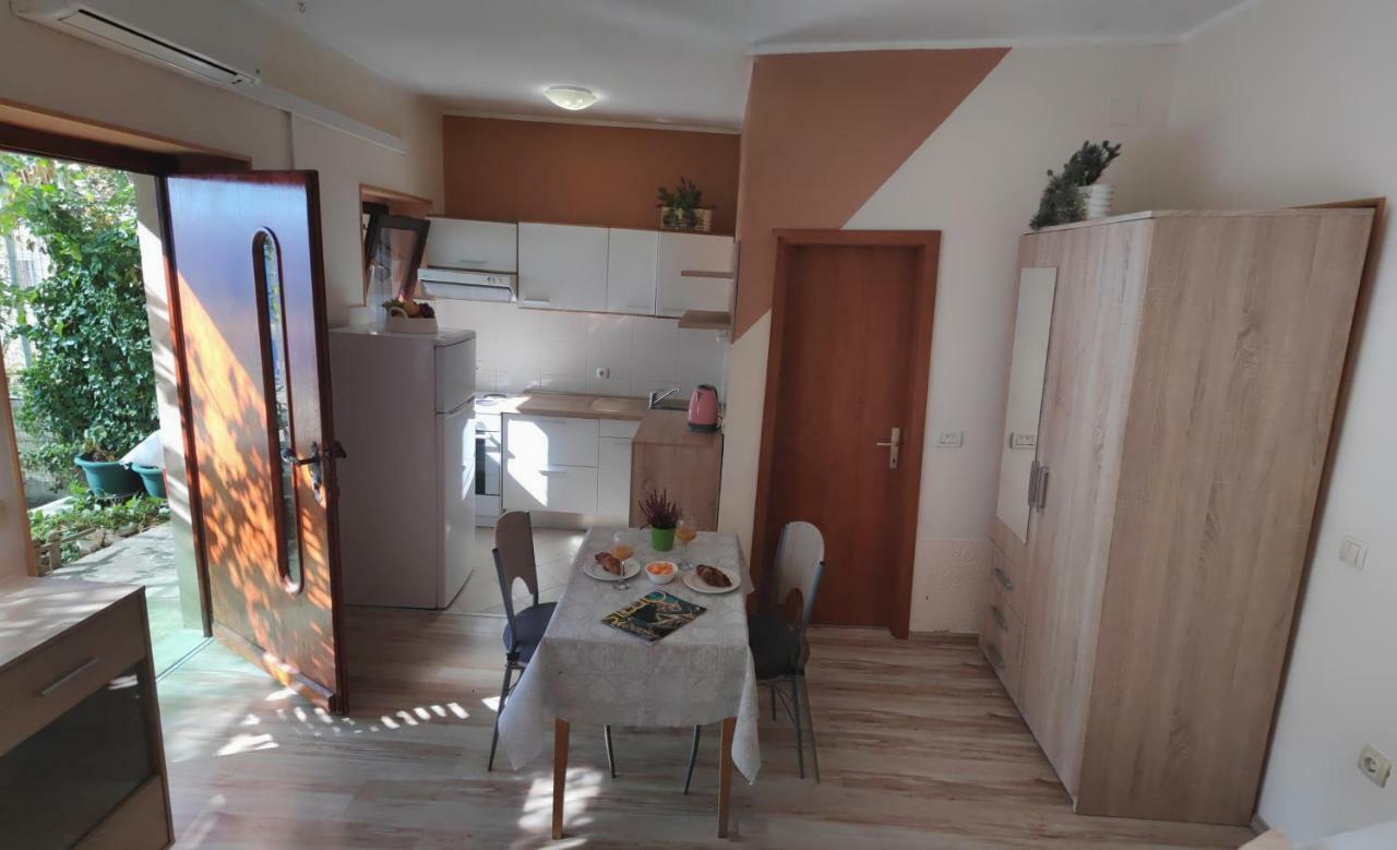 Apartments Niko Omis Exterior photo
