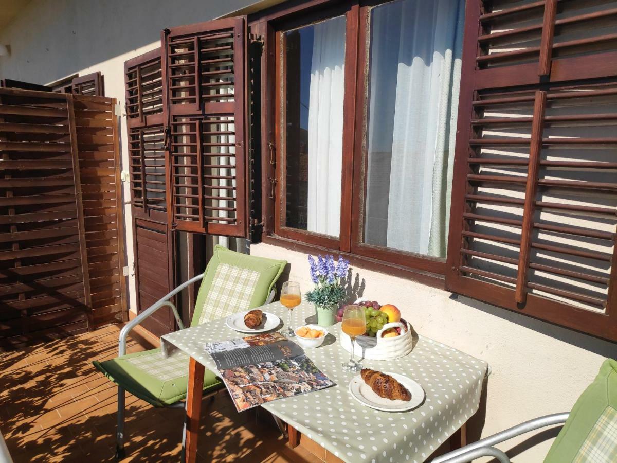 Apartments Niko Omis Exterior photo