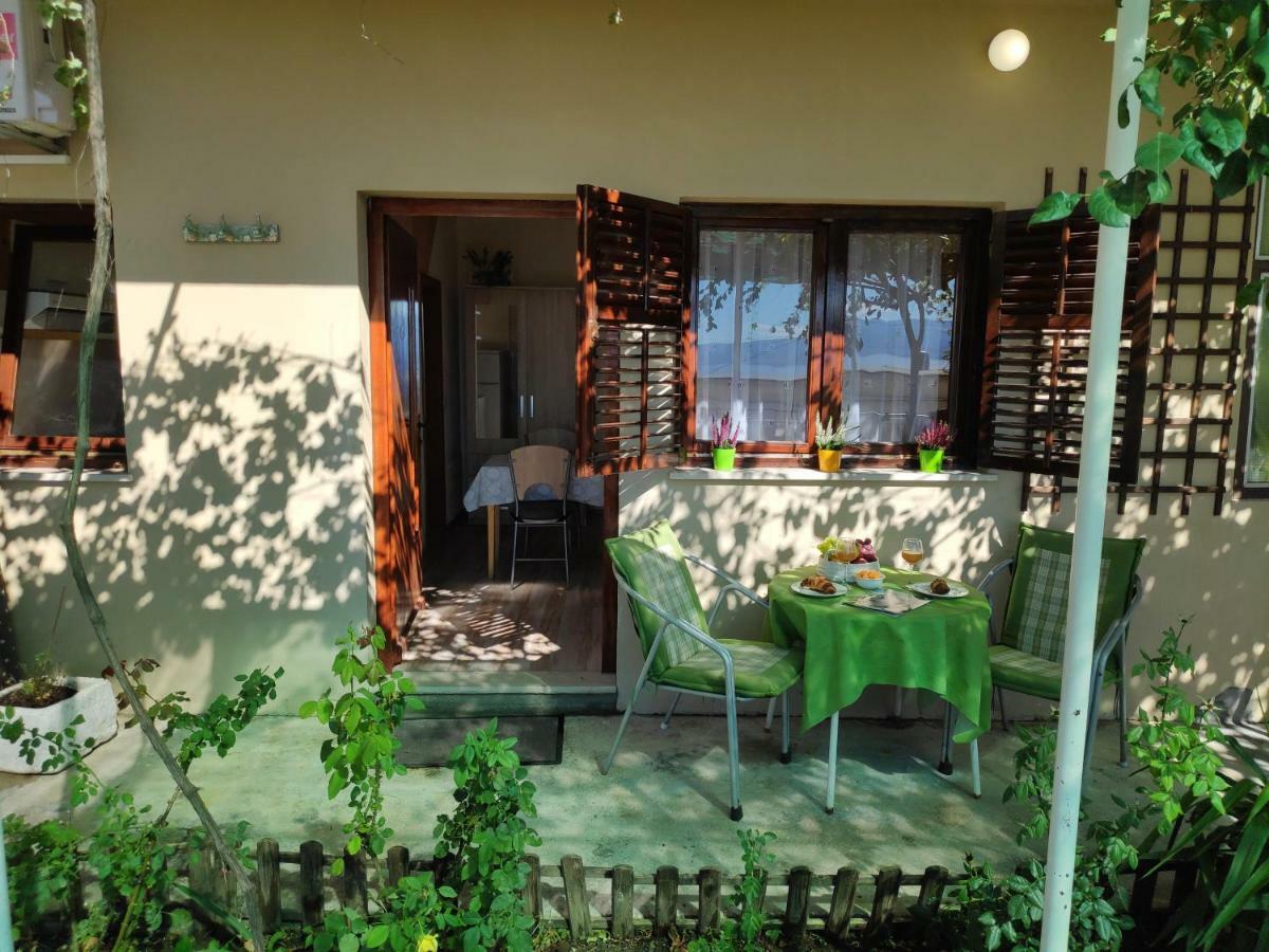 Apartments Niko Omis Exterior photo
